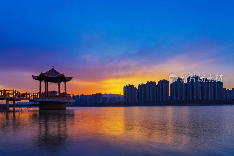 城市清晨日出朝霞河水楼房经济古建亭子风景