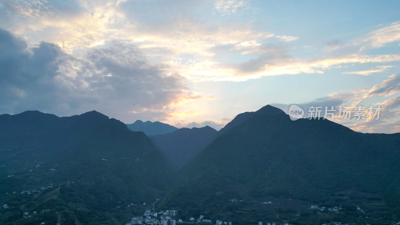 航拍湖北宜昌兴山县日落晚霞