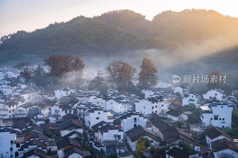 航拍江西婺源石城徽派建筑秋色枫叶村庄日出