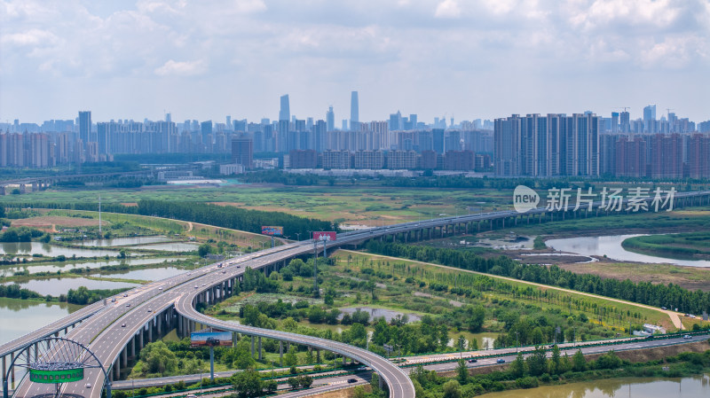 武汉城市中跨河桥梁与周边环境的航拍景象