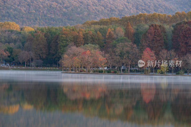 江苏南京灵山风景区前湖秋天秋色倒影