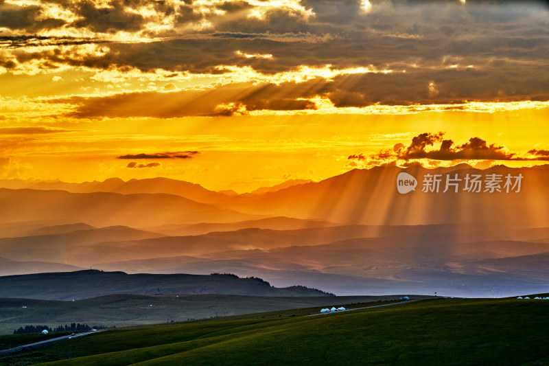 夕阳下的喀拉峻草原