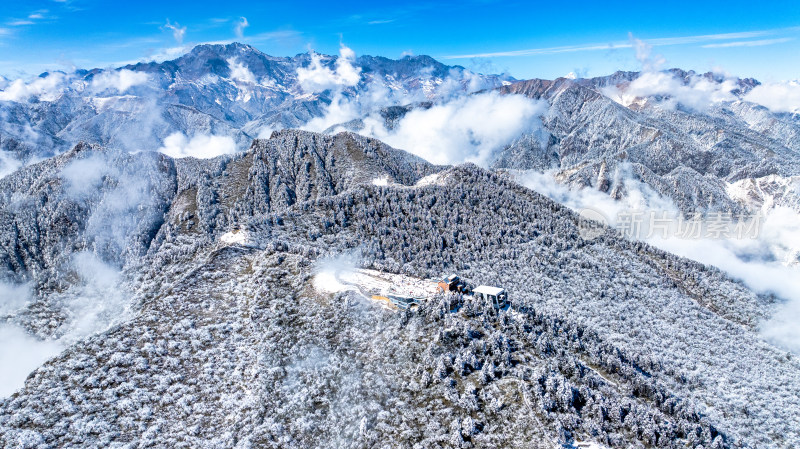 四川成都西岭雪山景区的日月坪航拍特写