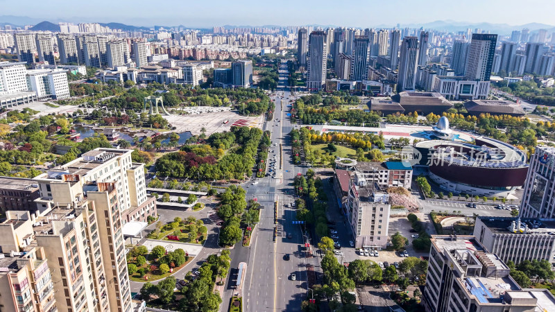 城市宽阔道路与周边建筑景观