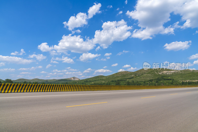 公路蓝天白云风景