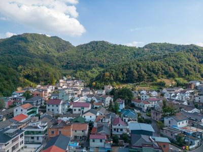 航拍蓝天白云下的青山河流稻田乡村风光