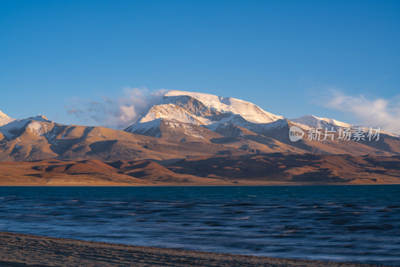 西藏阿里拉昂错和纳木那尼峰