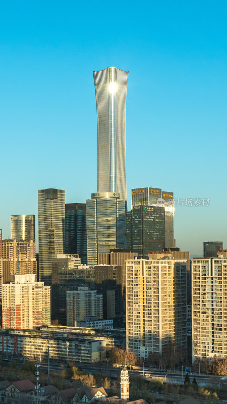 中国尊大厦矗立在繁华的都市建筑群中