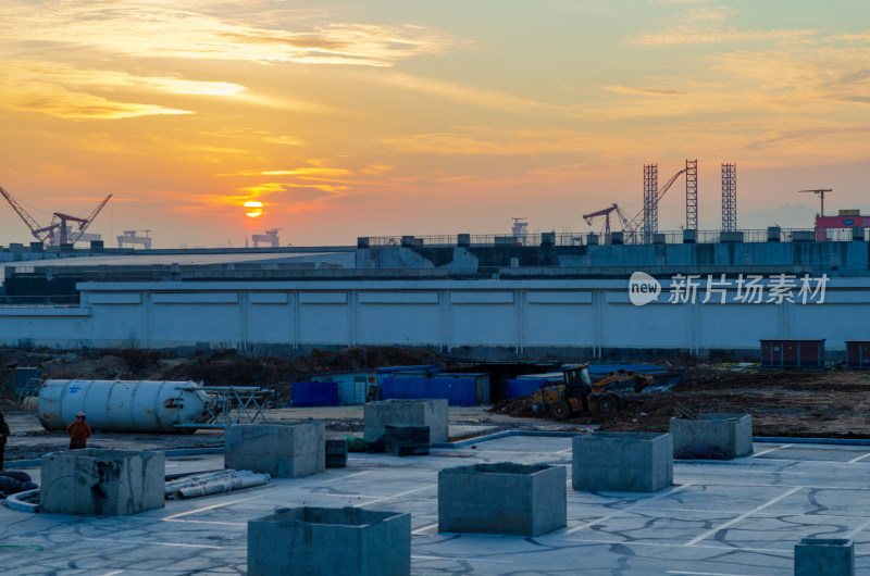 青岛凤凰岛的夕阳下的重工业基地