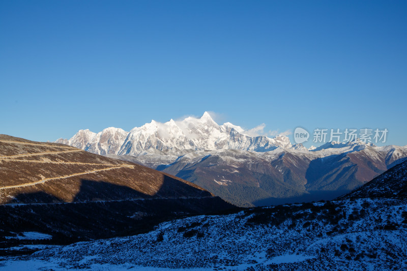 西藏林芝冬季南迦巴瓦峰蓝天白云下的雪山