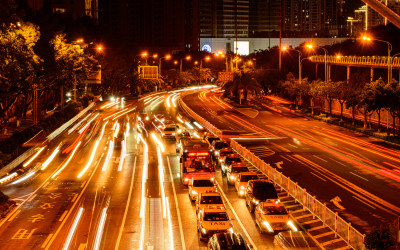 城市道路夜晚车流景象