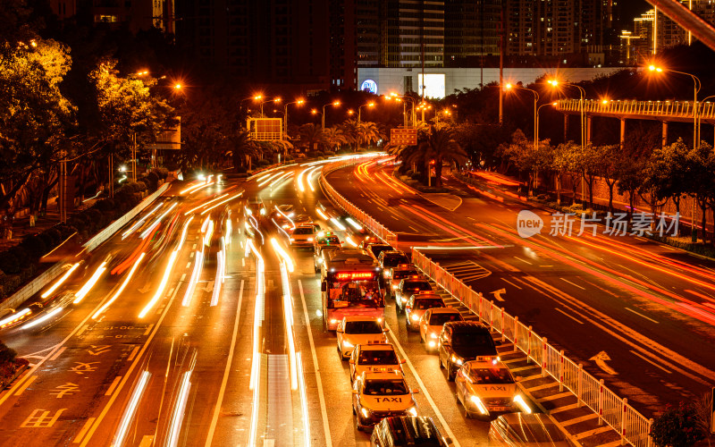 城市道路夜晚车流景象