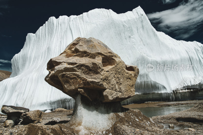 希夏邦马峰雪山脚下冰川冰塔林