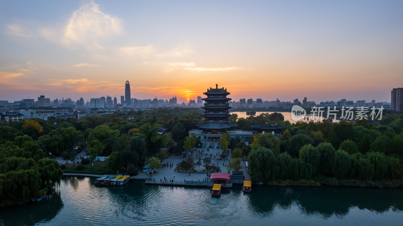 山东济南大明湖夜景航拍灯光