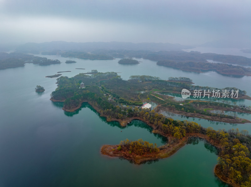 航拍夏季河南信阳南湾湖茶岛风光