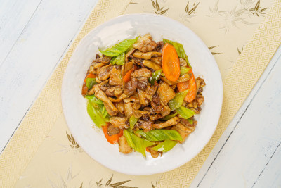 简单背景下的特色中餐蘑菇炒肉