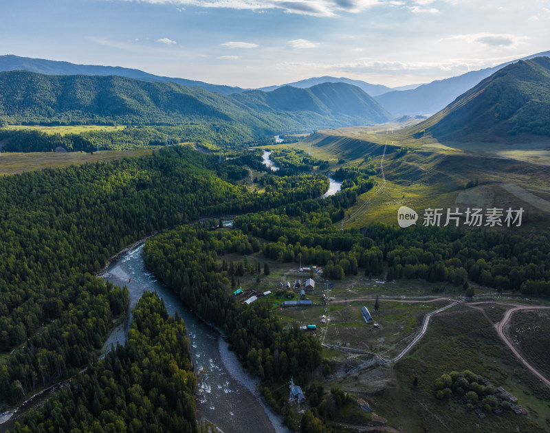 航拍新疆禾木村的绿水青山