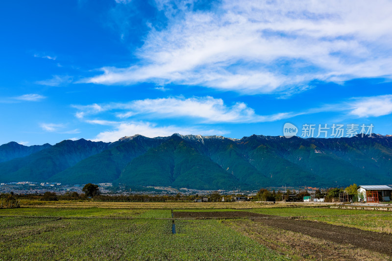 田园诗画之蓝天白云下的乡村与远山