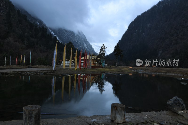 山间湖泊与经幡风景