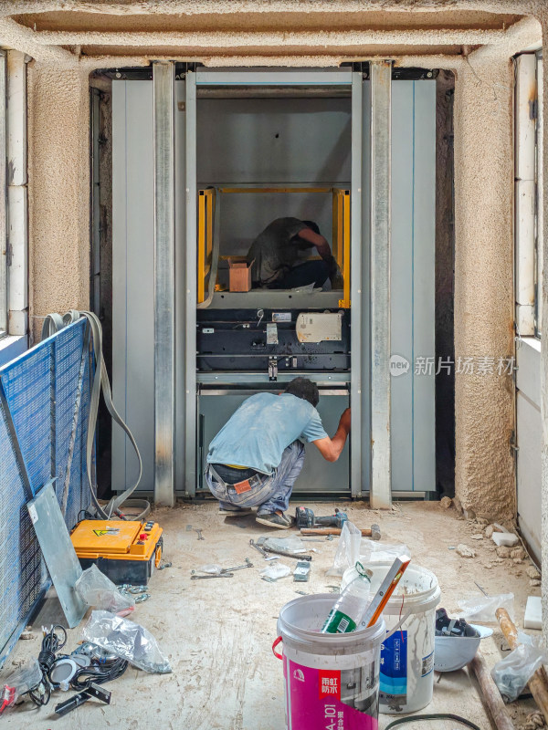 北京老旧小区加装电梯工人施工现场