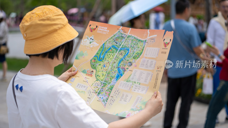 成都世界园艺博览会的游客在查看导游图