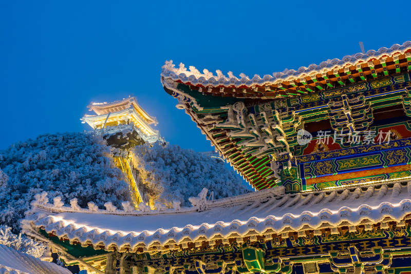 河南老君山景区冬季大雪古建筑房檐夜景