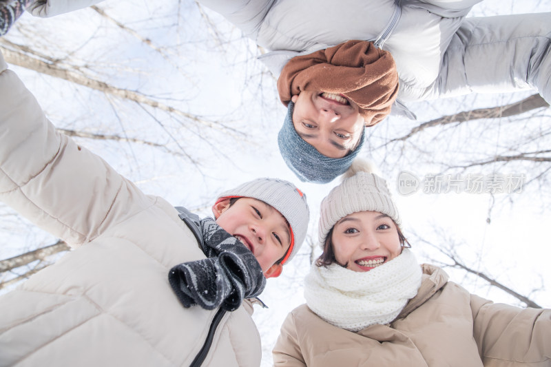 在雪地里玩耍的快乐家庭