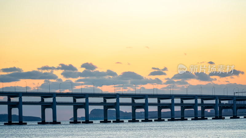 夕阳下跨海大桥全景