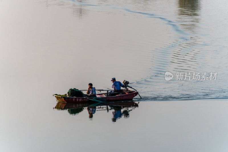 中国邹城孟子湖湖泊湿地渔船自然景观