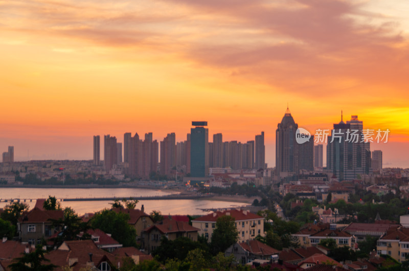 青岛小鱼山俯瞰栈桥夕阳城市风景