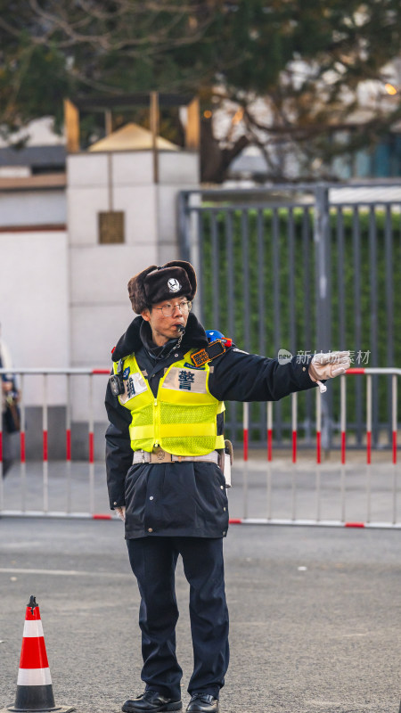 穿警服戴毛帽的交警正在指挥交通