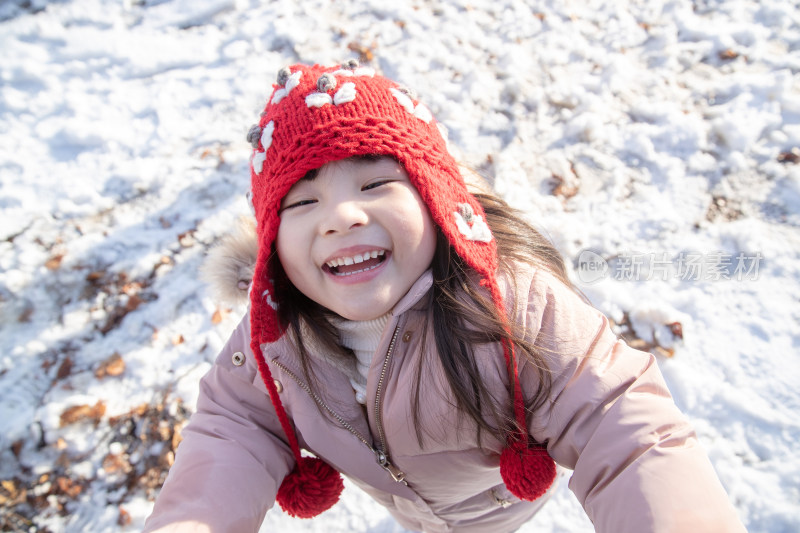 快乐的小女孩在雪地里玩耍