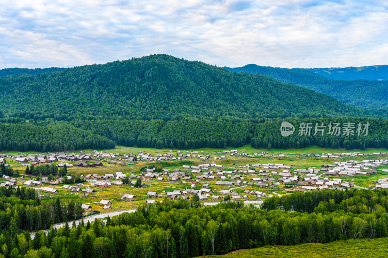 新疆阿勒泰地区禾木村夏季航拍风光