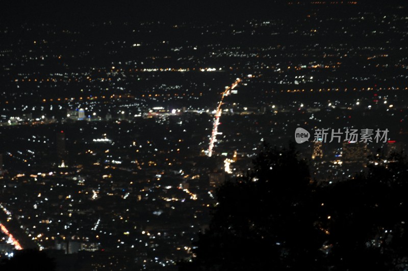 俯瞰清迈夜晚城市机场全景