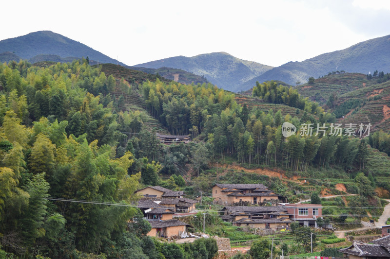 山林间的村庄全景