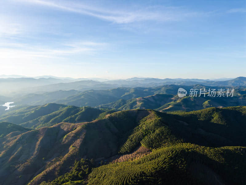 航拍蓝天白云下山峦叠翠的自然风光