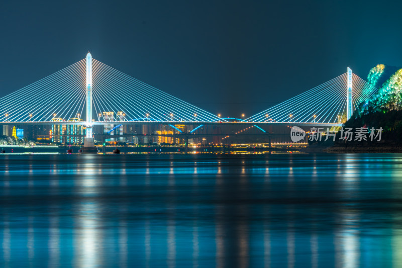 夜景中的斜拉桥灯火辉煌尽显壮观