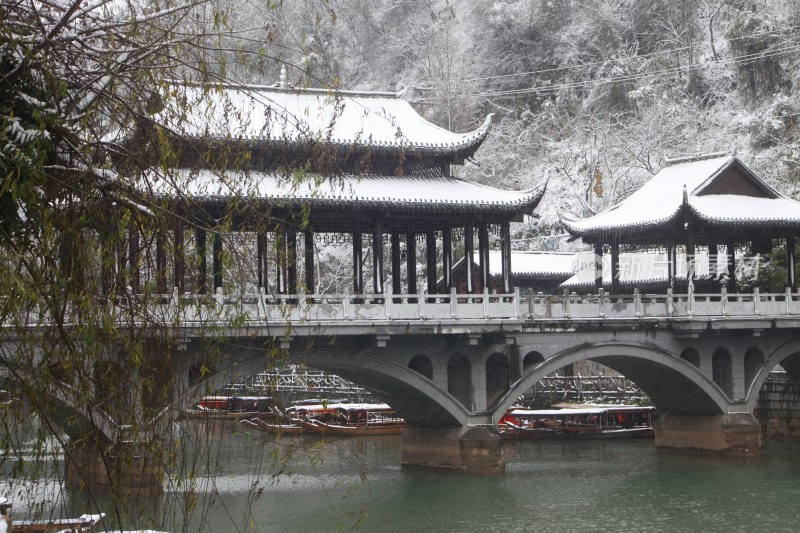 凤凰古城：古韵悠悠，山水如画。