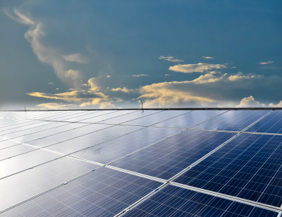 光伏发电大片的光伏板新能源太阳能产业