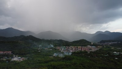 广东东莞：山峰之间出现骤雨