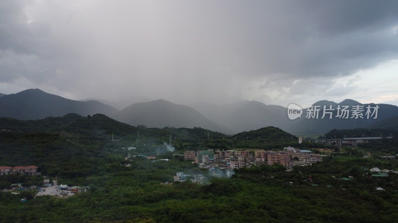 广东东莞：山峰之间出现骤雨