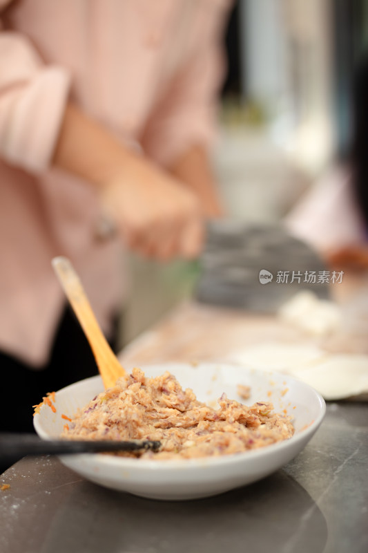 制作中国传统美食饺子