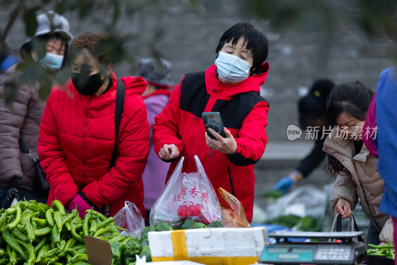 早市买菜卖菜的人们