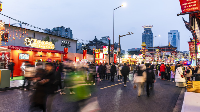 热闹的城市街道夜景