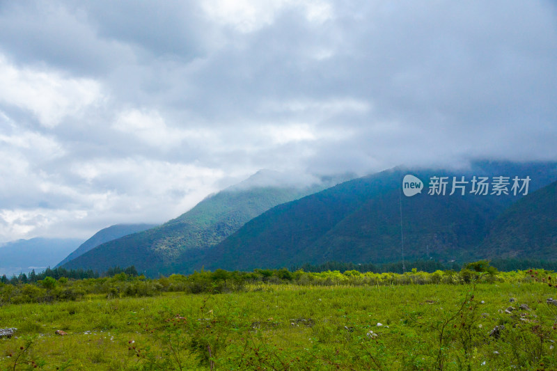 云雾缭绕的山峦