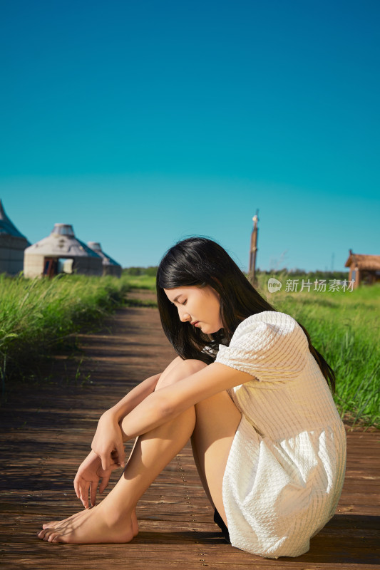 盛夏在草原湿地公园游玩的姑娘