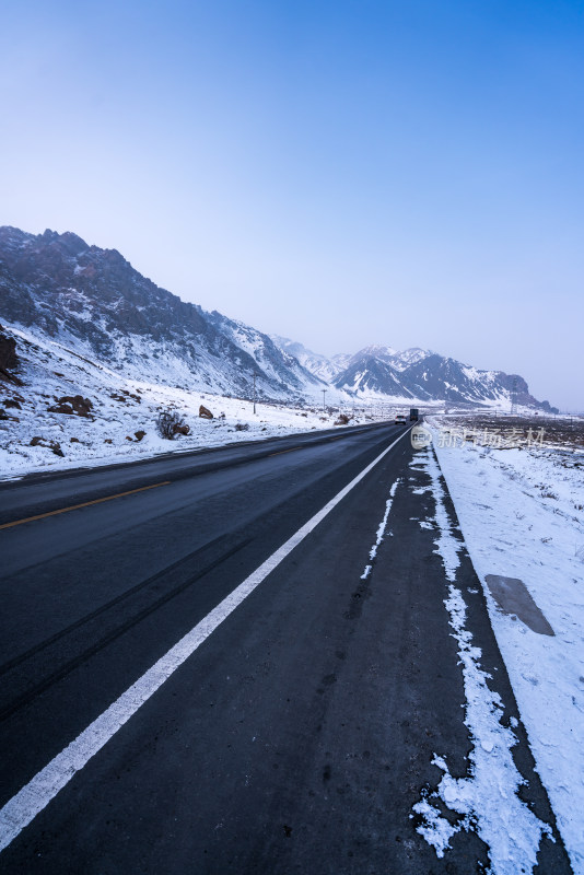 新疆冬季雪地公路