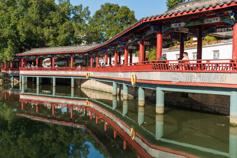 水上红廊桥中式建筑景观