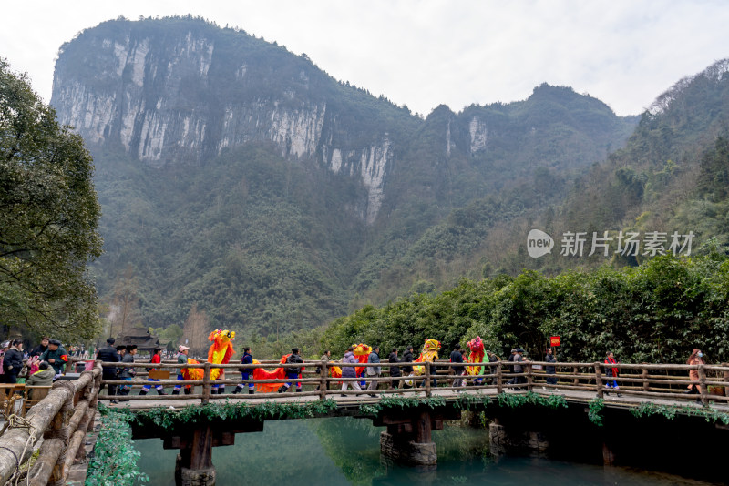 湖南湘西吉首市德夯苗寨春节新年舞狮航拍