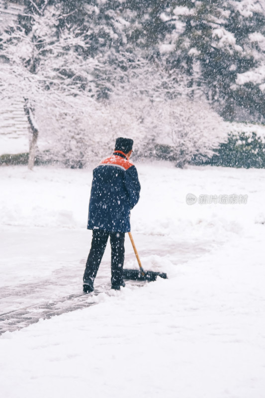 除雪的人